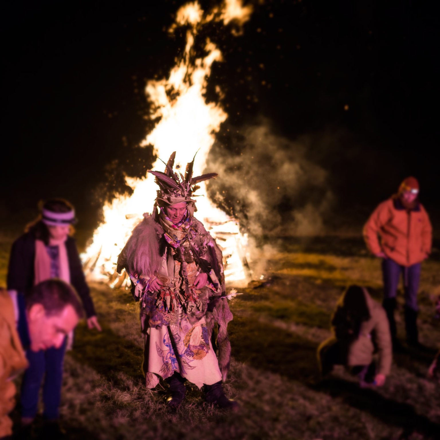 Europäischer Schamanismus. Schamane vor dem Feuerstoß