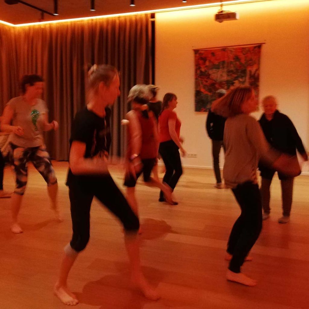 Schamanisches-Reinigungsritual-Ekstase-Tanz-traumasensible-Koerperarbeit